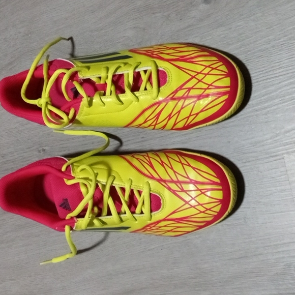 Adidas size 9.5 - Picture 2 of 4